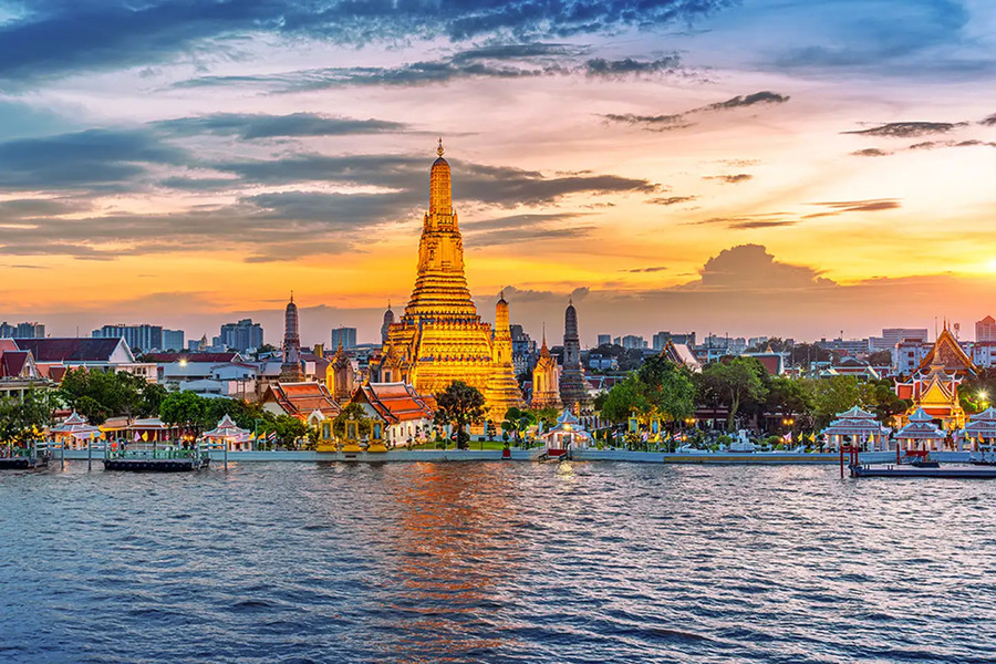 Vue de Bangkok avec ses temples bouddhistes et ses gratte-ciel modernes
