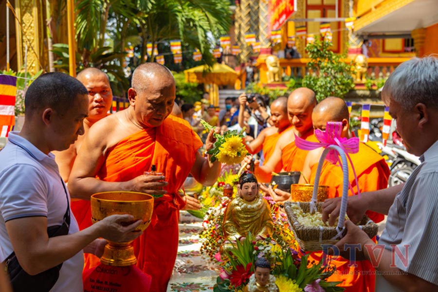 la différence entre les festivals de l'eau au Laos, au Cambodge et en Thaïlande ?