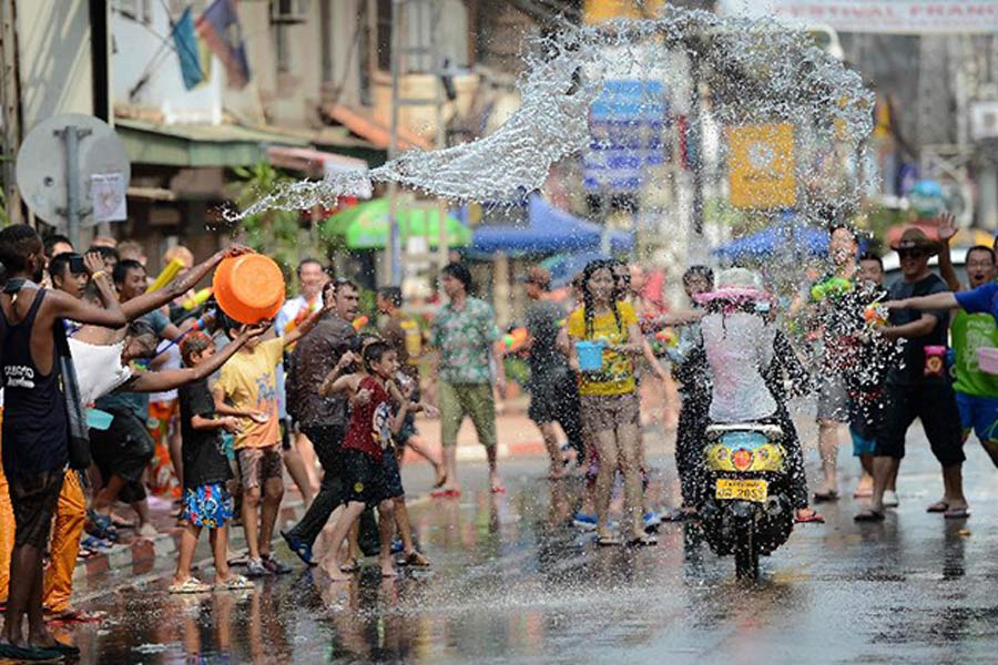 la différence entre les festivals de l'eau au Laos, au Cambodge et en Thaïlande ?