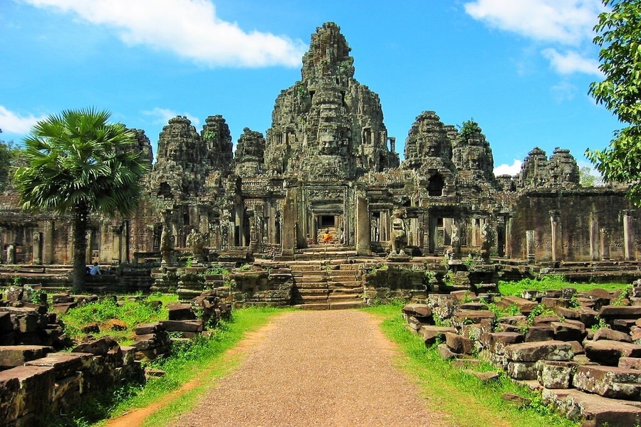 Voyageur profitant d’un temple au Cambodge presque vide grâce à la basse saison