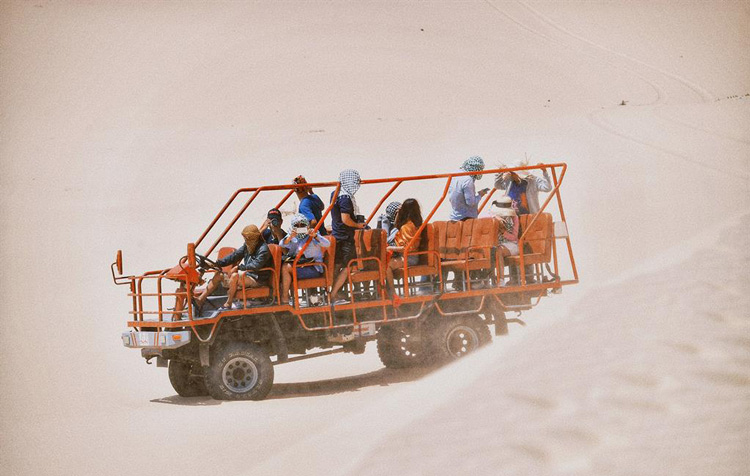 Le ski sur sable dans les dunes de Nam Cuong est une expérience intéressante