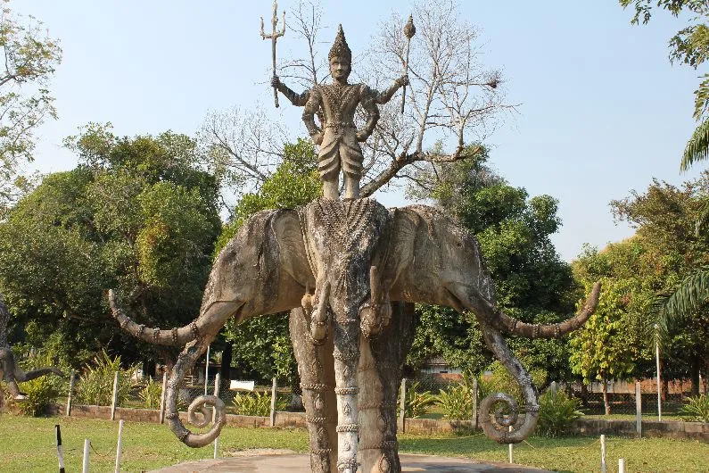 La statue đe l'éléphant à trois têtes dans le parc du Bouddha