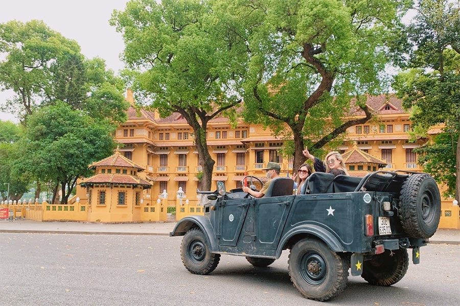 Une visite à Hanoi en Jeep vous emmènera aux constructions historiques de la ville