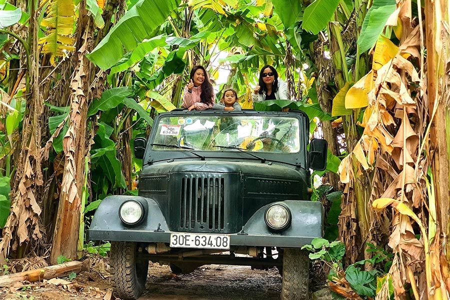 Le Jeep à Hanoi passe par le jardin des bananes au bord du fleuve Rouge