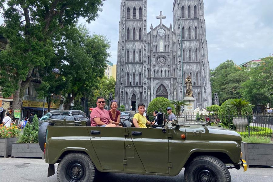 Visite le Cathédrale Saint Joseph à Hanoi en Jeep
