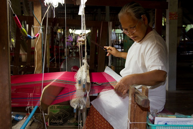 L'apprentissage de la production en soie au village de soie de Khon Kaen