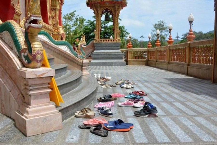 Il est poli d'enlever ses chaussures avant d'entrer dans un temple ou une maison.