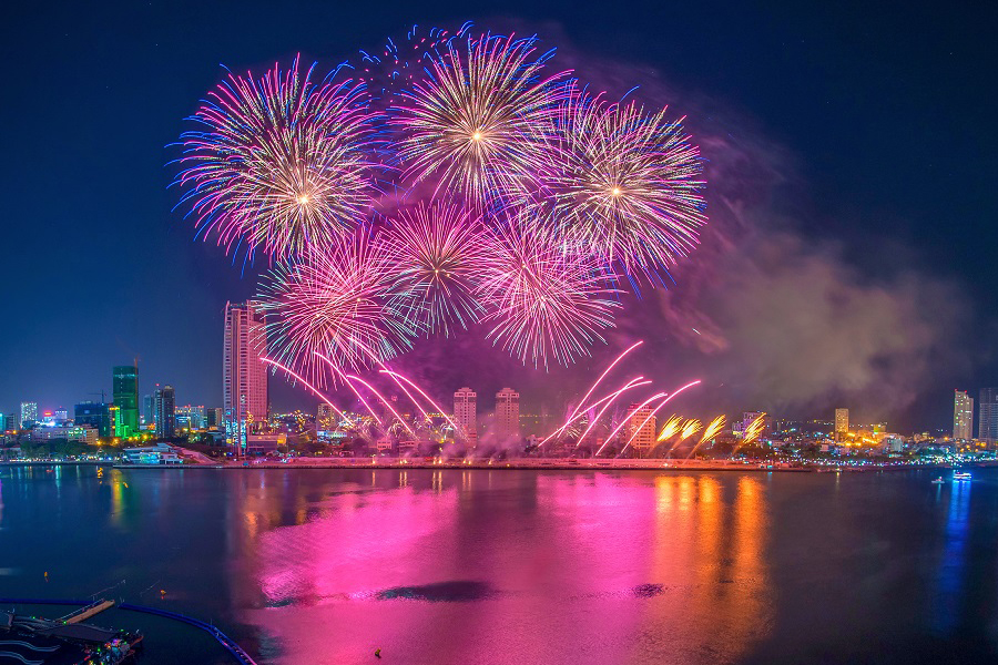 Festival international de feux d'artifice de Da Nang au Vietnam en juillet en est l’un des plus spectaculaires