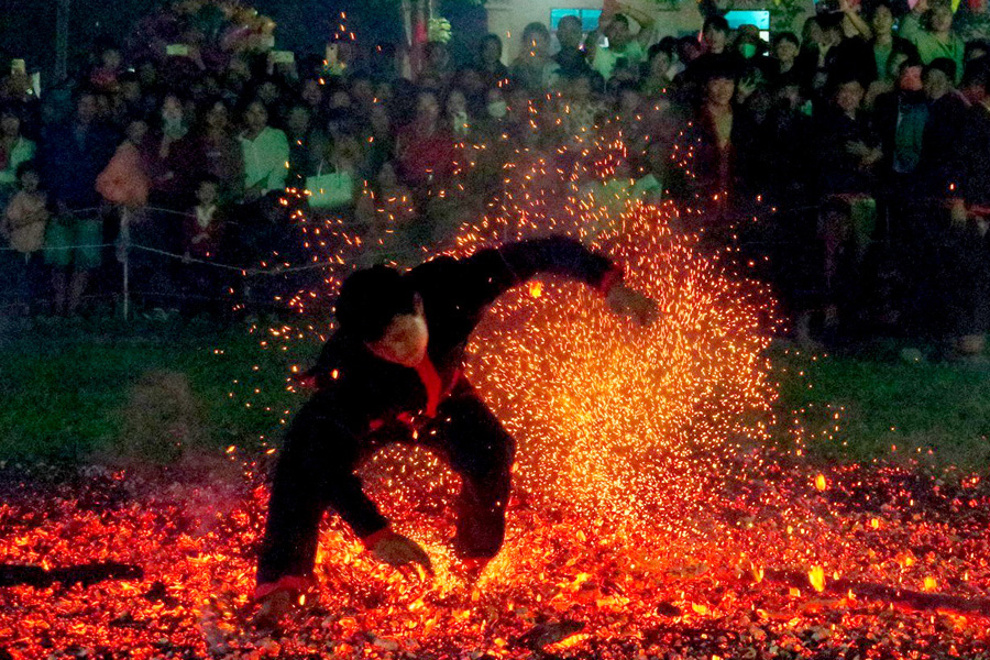 Fête du saut du feu des Dao rouges,  l’un des festivals au Vietnam en juillet les plus impressionnants