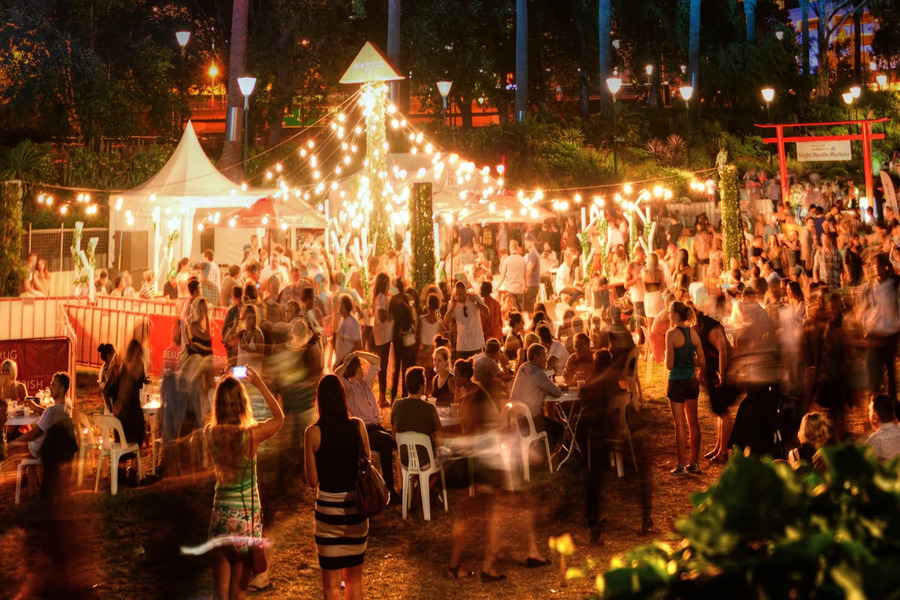 Les marchés nocturnes font partie des incontournables quand on cherche que faire à Pattaya durant le festival Pattaya en Thaïlande.