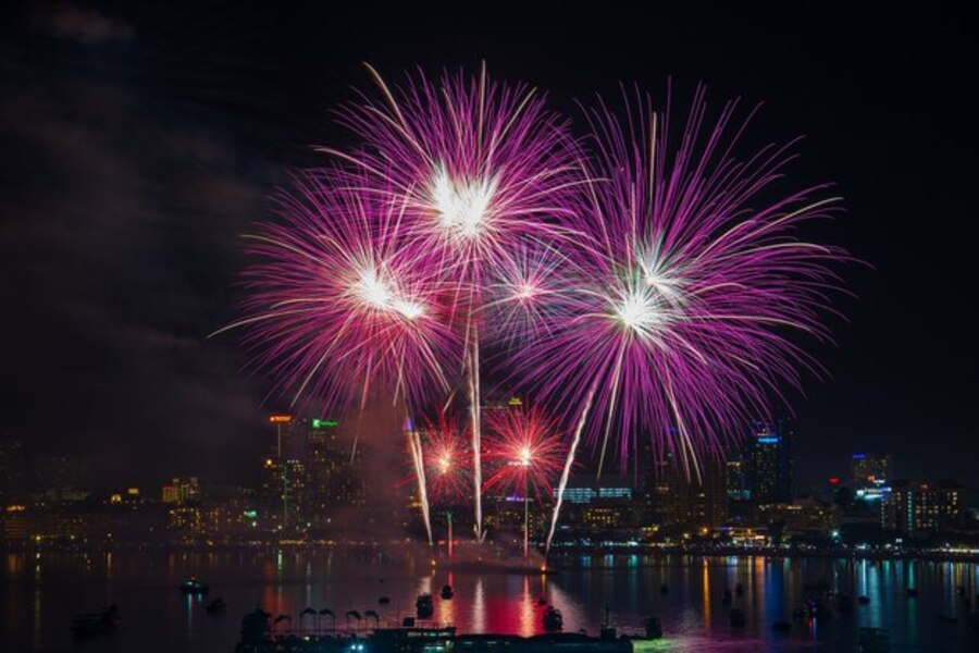 La plage de Pattaya la nuit est le lieu le plus emblématique pour profiter du festival de feux d’artifice de Pattaya