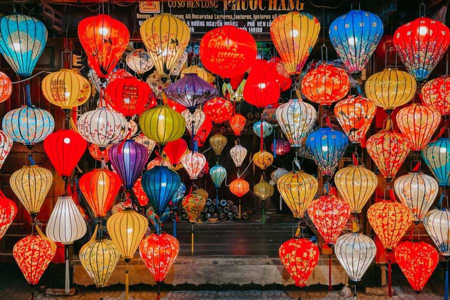 Des lanternes de toutes couleurs dans le festival des lanternes à Hoi An 