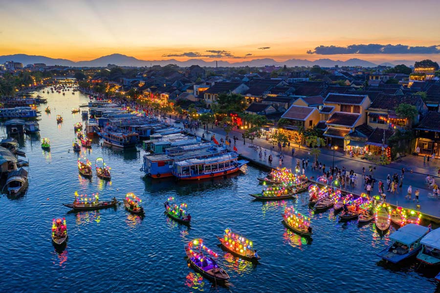 La beauté de la vieille ville dans le festival des lanternes à Hoi An 