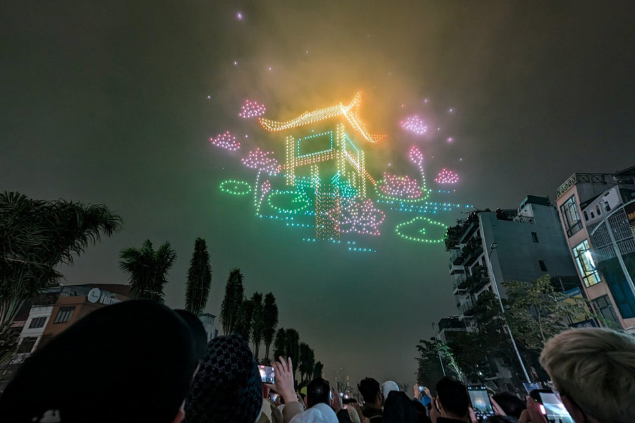 Le spectacle de lumière utilise des drones au lac de l'Ouest 