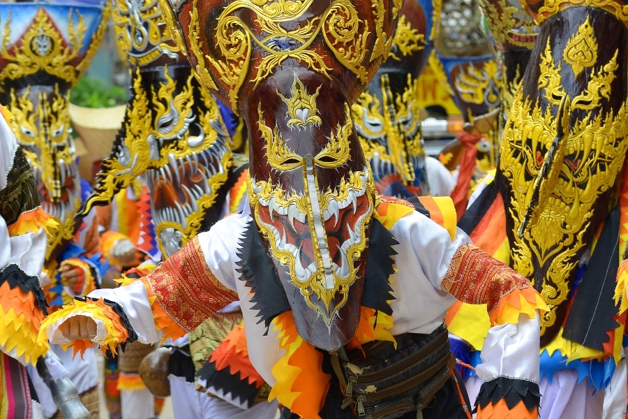 Les masques colorés de Phi Ta Khon, l'un des festivals en Thaïlande les plus mystérieux.