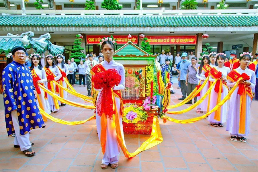 La cérémonie de procession de Ba Chua Xu (la Sainte Mère) est célébrée par des jeunes filles locales