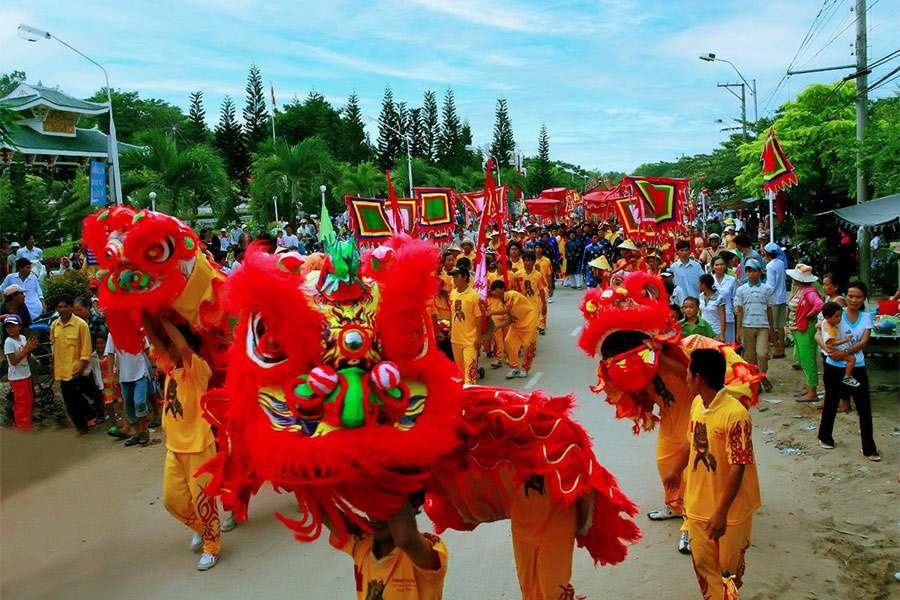 Pendant la fête de Ba Chua Xu, les habitants dansent la danse du lion pour prier pour de bonnes choses