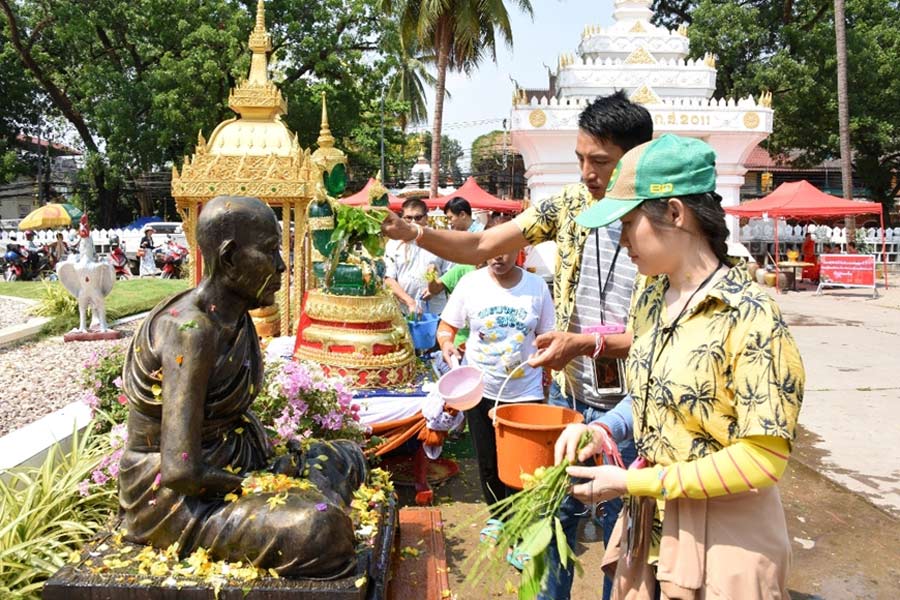 Visites aux temples pour les cérémonies bouddhistes