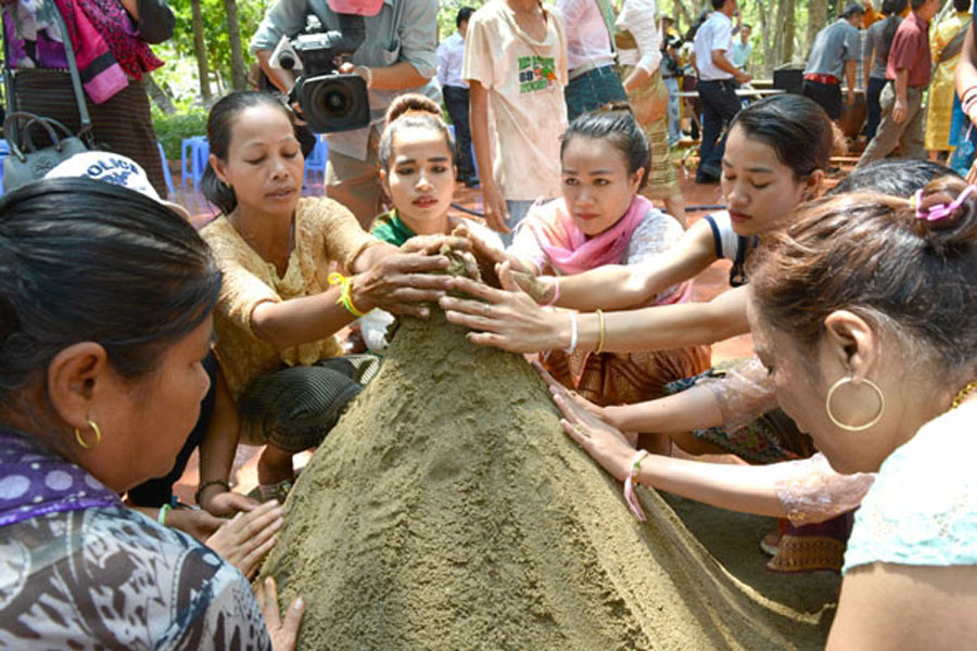 Création des stupas de sable 