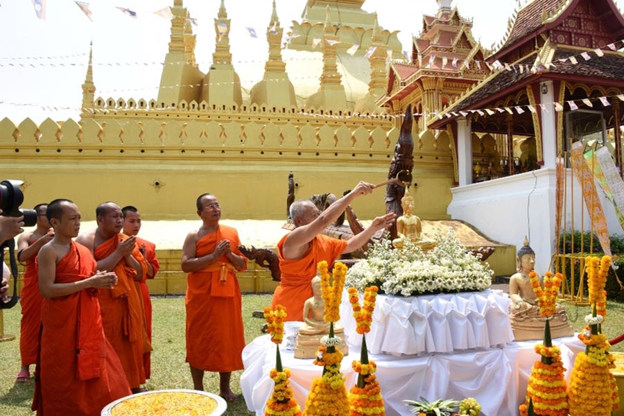 Processions religieuses et bénédictions des moines