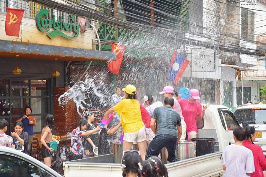 Batailles d’eau dans les rues pour célébrer le renouveau