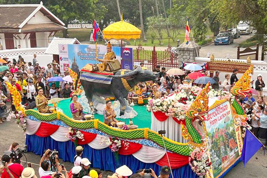 Les danses et chants traditionnels animant les rues de Vientiane