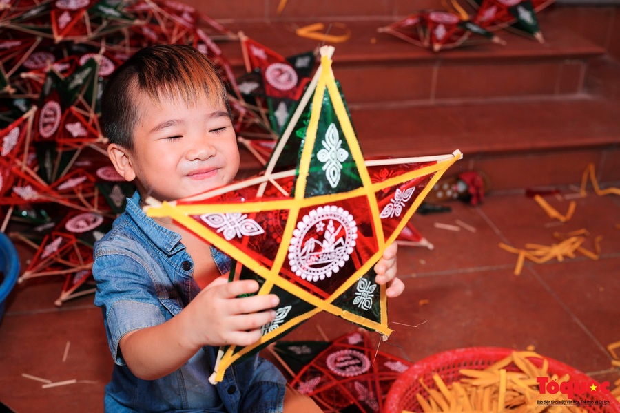 Lors de la fête de la Lune, participer à un atelier de fabrication de lanternes est une expérience à la fois artistique et spirituelle