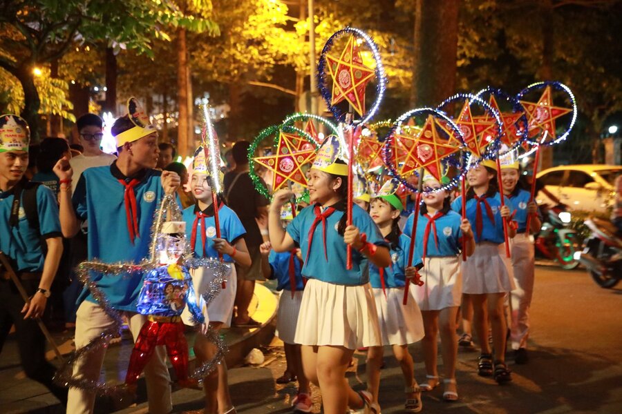 Dans la fête de la lune, admirer les défilés de lanternes à Hoi An et Hanoï est une meilleure activité