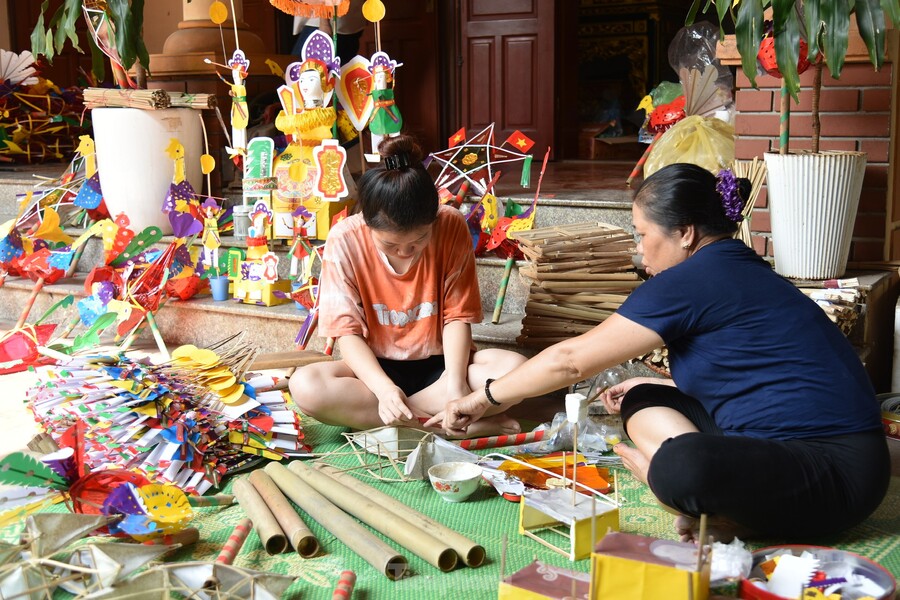 Avant la fête de la Lune, les villages artisanaux autour de Hanoï s’animent pour produire lanternes et jouets traditionnels