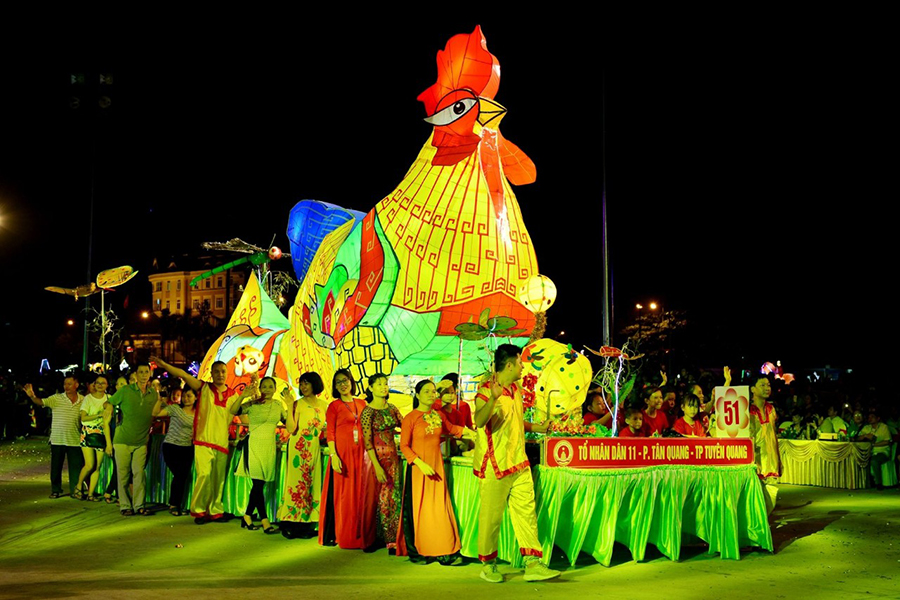 La Fête de la mi-automne à Tuyen Quang attire des milliers de visiteurs avec ses défilés de lanternes géantes