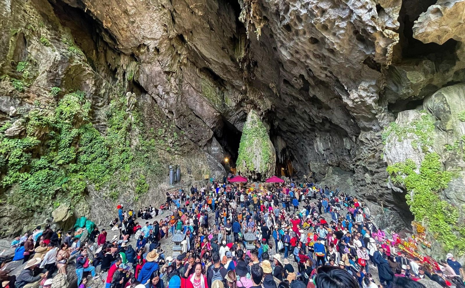 Lors de leur visite au festival de la pagode des parfums, les touristes sont également captivés par la beauté mystérieuse de la grotte Huong Tich.