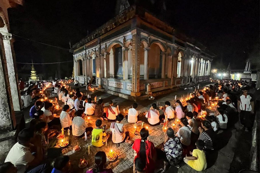 Le soir de la fête de Pchum Ben au Cambodge