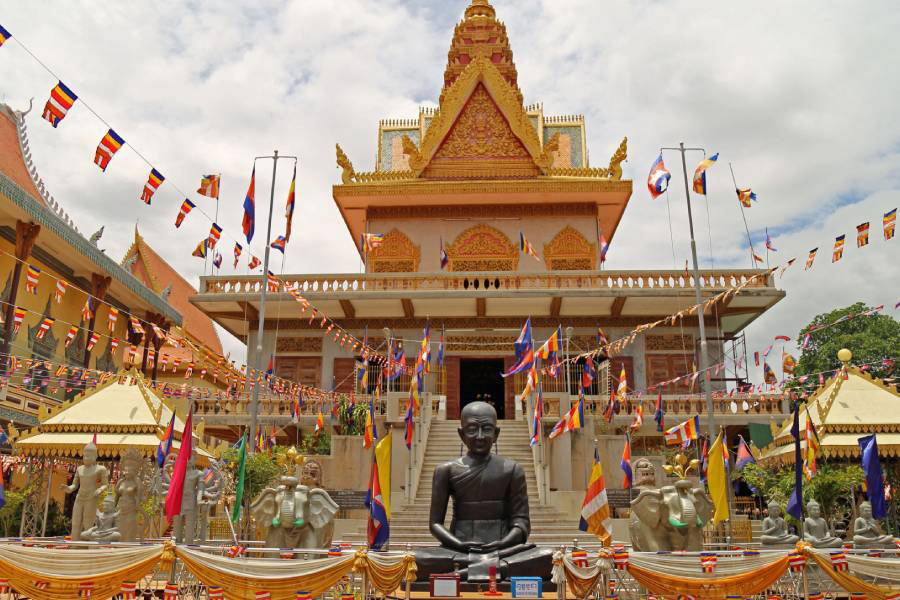 Pendant la fête de Pchum Ben au Cambodge, les pagodes sont décorées brillantement 