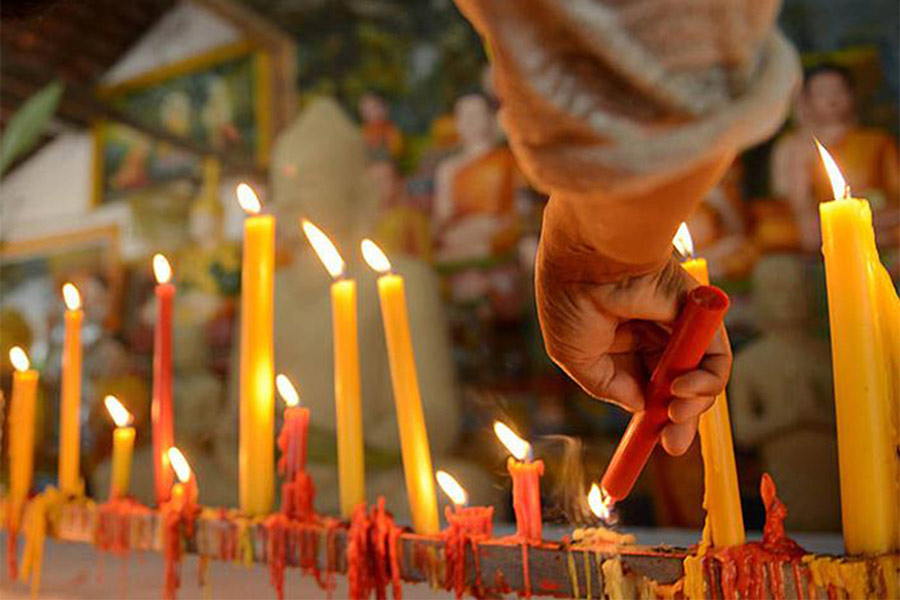 Les bougies représentent des âmes errantes dans la fête Pchum Ben au Cambodge