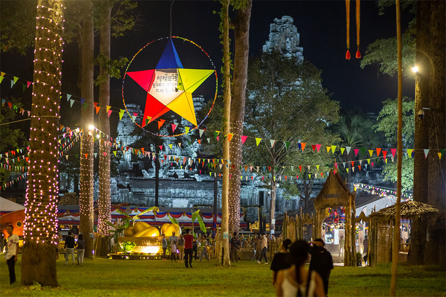 Siem Reap porte une ambiance animée pendant la fête de Pchum Ben au Cambodge