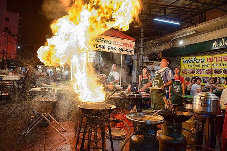 Les restaurants de rue sont toujours bondés