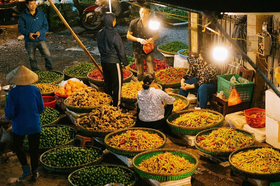 Explorer les étals de produits frais et locaux