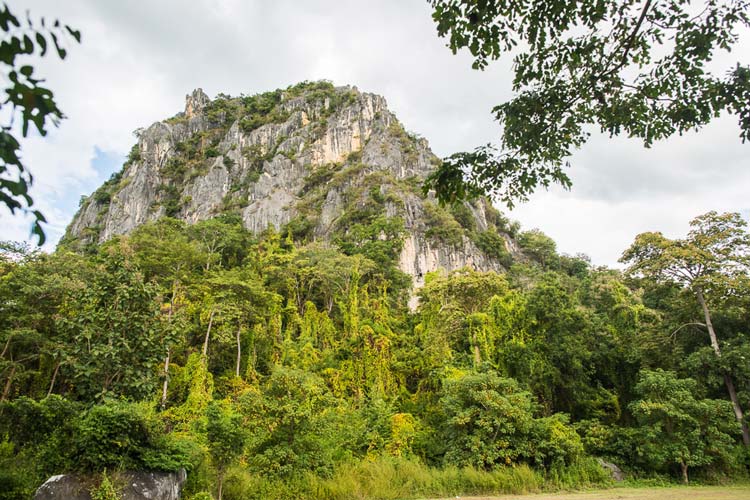 L'extérieur de la grotte de Chao Rama