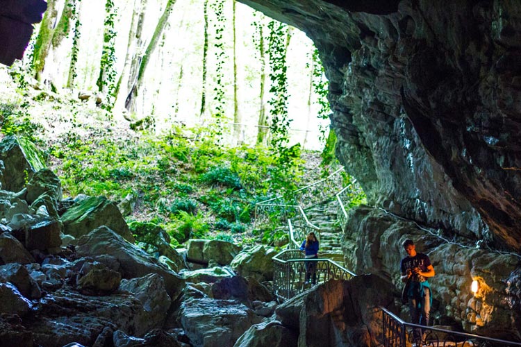 La beauté de la nature dans la grotte de Chao Rama