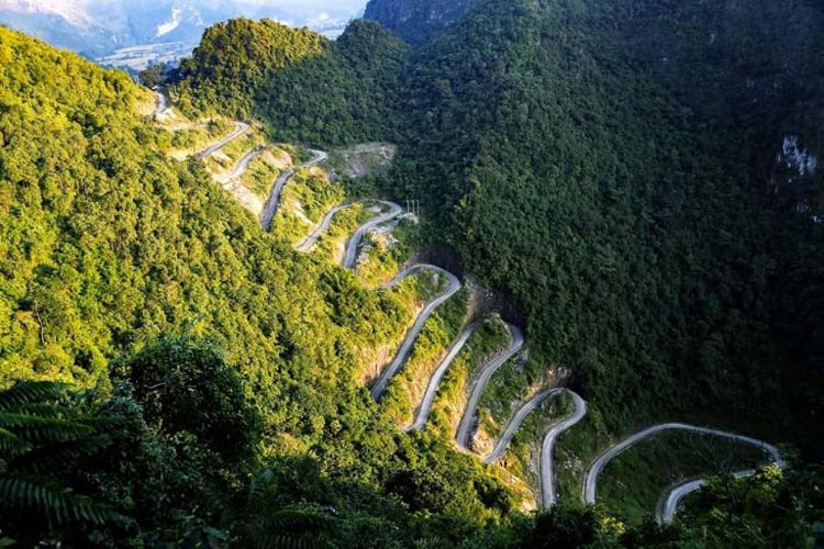 La route vers la grotte Nguom Ngao est super belle mais faites attention à votre vitesse car le terrain est dangereux