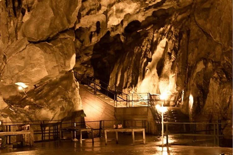 Grotte de Quan Y (grotte de l'hôpital a été autrefois l'hôpital de l'armé vietnamienne pendant la guerre