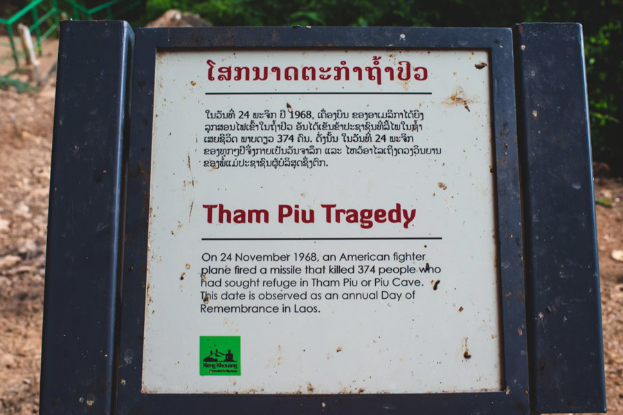 La plaque relate les événements tragiques de la grotte de Tham Piu