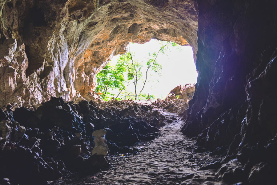 Les touristes peuvent découvrir la grotte de Tham Piu pour mieux comprendre l'histoire