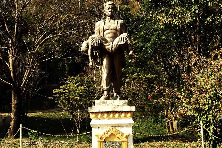 Une statue en bronze a été coulée pour commémorer l'événement à la grotte de Tham Piu