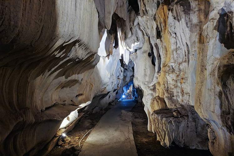 Grotte de Trung Trang au Parc National de Cat Ba porte une beauté mystérieuse