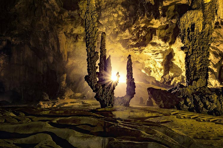 Chaque roche calcaire de la grotte de Nguom Ngao a une forme unique