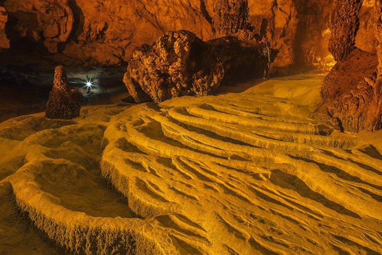 Vous serez submergé par la beauté surréaliste de la grotte de Nguom Ngao