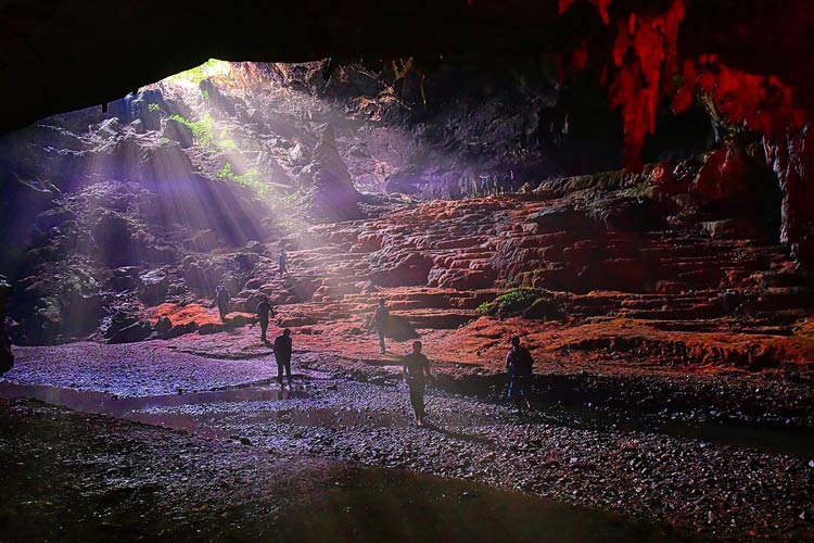 Grotte de Nguom Ngao est l'une des attractions incontournable dans le géoparc de Non Nuoc Cao Bang