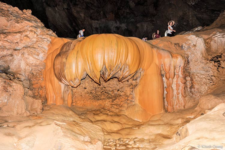 Les rochers naturels dans la grotte de Nguom Ngao