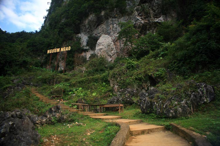 L'entrée de la grotte de Nguom Ngao